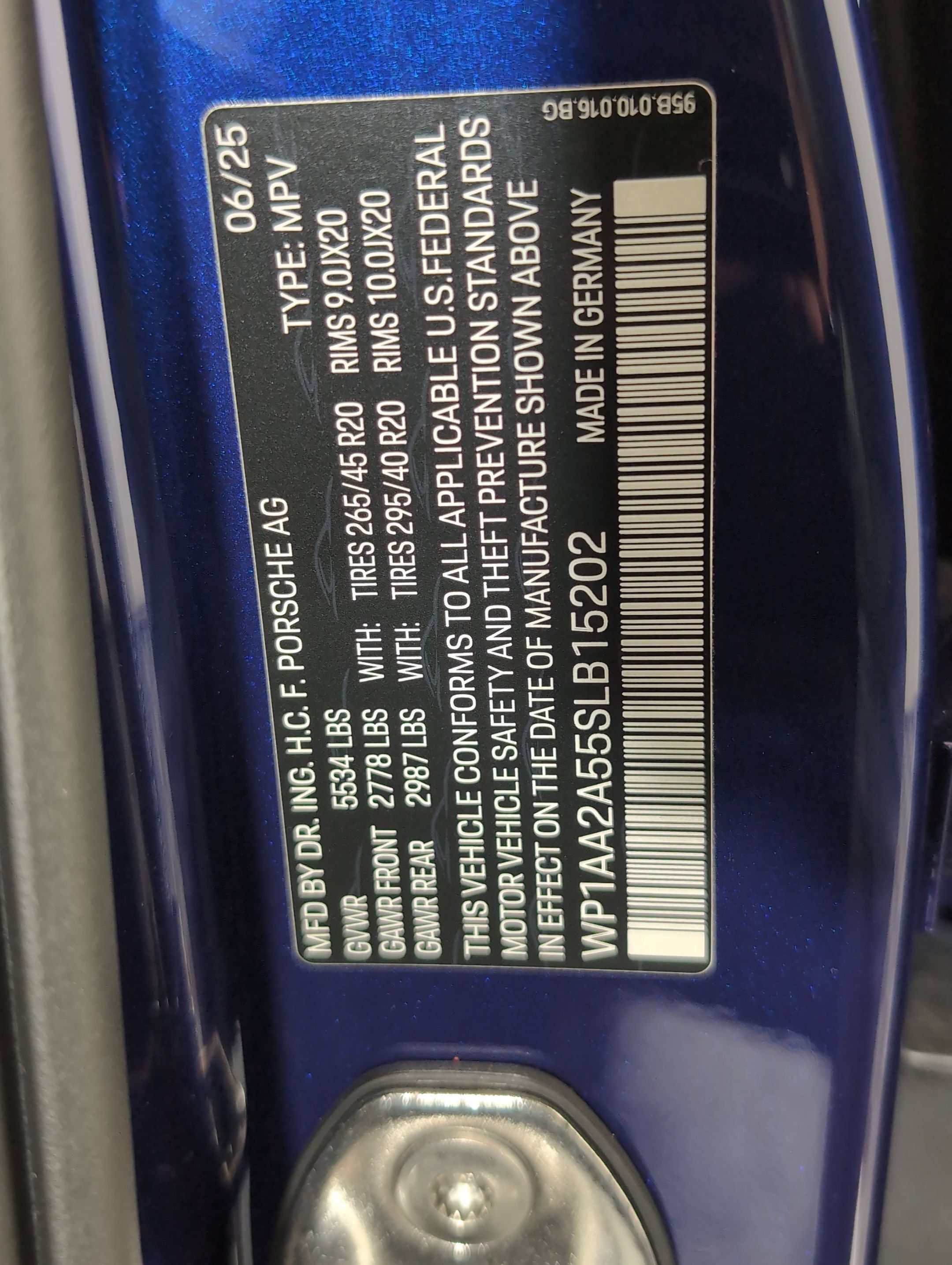 Certified 2025 Porsche Macan AWD/4WD image 27