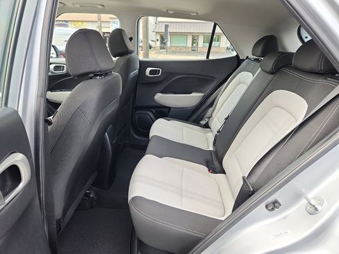 Used 2022 Hyundai Venue SEL image 22