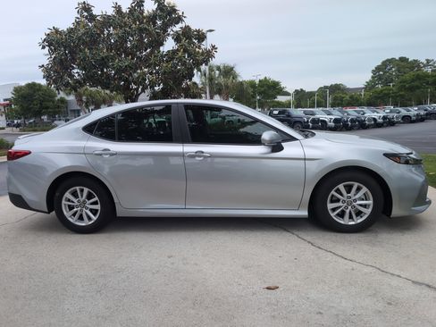 Used 2025 Toyota Camry LE w/ Convenience Package FWD image 11