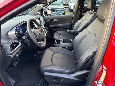 New 2025 Chrysler Pacifica Select image 15