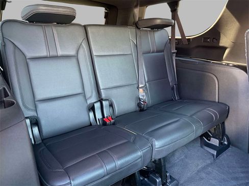 Used 2021 Chevrolet Suburban RST w/ Luxury Package image 17