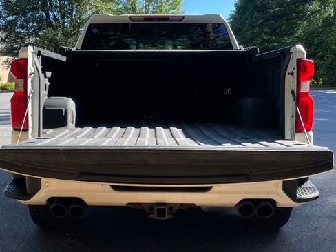 Used 2019 Chevrolet Silverado 1500 High Country w/ Technology Package AWD/4WD image 8