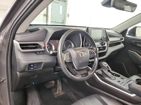 Used 2021 Toyota Highlander XLE image 11