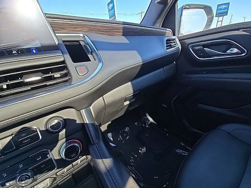 Used 2023 Chevrolet Suburban Z71 w/ Luxury Package image 17