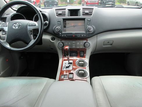 Used 2011 Toyota Highlander Limited w/ Tow Pkg AWD/4WD image 16