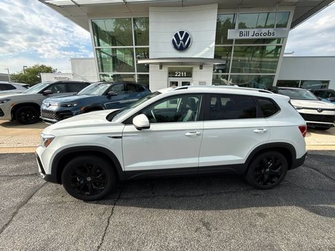 Used 2023 Volkswagen Taos SE w/ Panoramic Sunroof Package AWD/4WD image 3