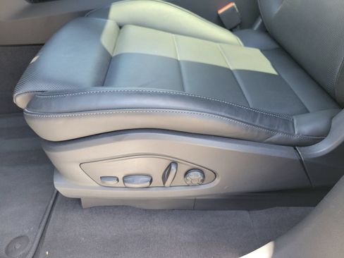 Used 2025 Porsche Macan Electric w/ Premium Package RWD image 26