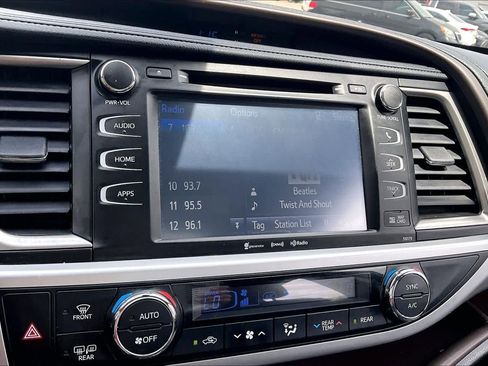 Used 2018 Toyota Highlander XLE image 32