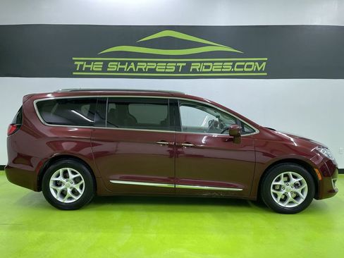 Used 2018 Chrysler Pacifica Touring-L Plus w/ Tire & Wheel Group image 11