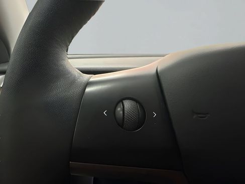 Used 2023 Tesla Model Y Long Range AWD/4WD image 18