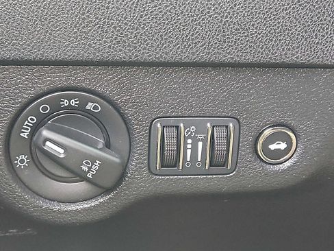 Used 2016 Dodge Charger SXT image 25