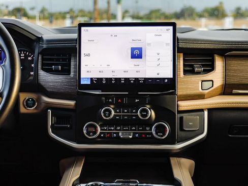 Used 2024 Ford Expedition Limited image 14