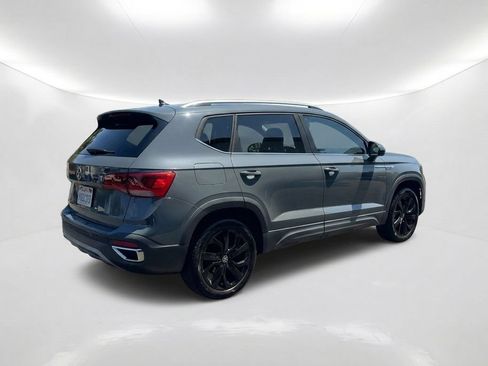 Used 2022 Volkswagen Taos SE FWD image 6