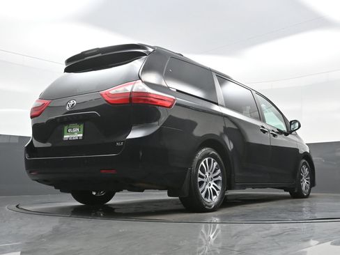 Used 2018 Toyota Sienna XLE Premium w/ Carpet Mat Package FWD image 35
