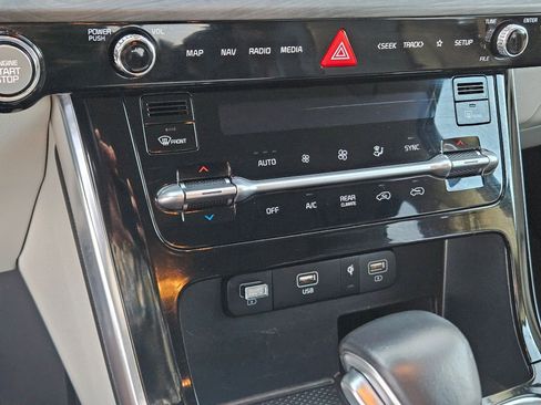 Used 2024 Kia Carnival EX image 27