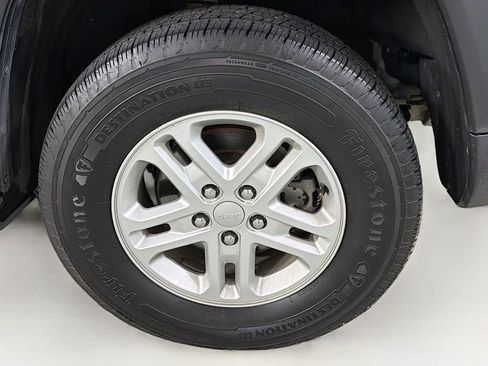 Used 2024 Jeep Grand Cherokee Laredo RWD image 32