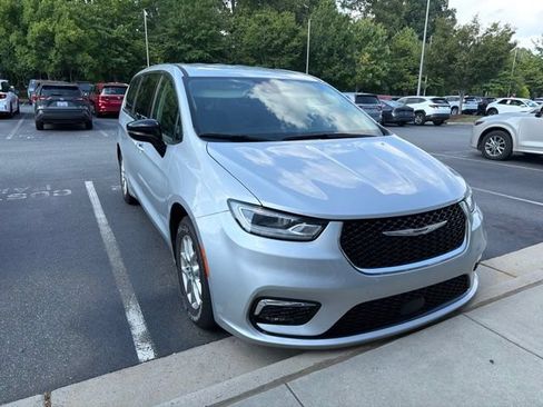 Used 2024 Chrysler Pacifica Touring-L FWD image 4