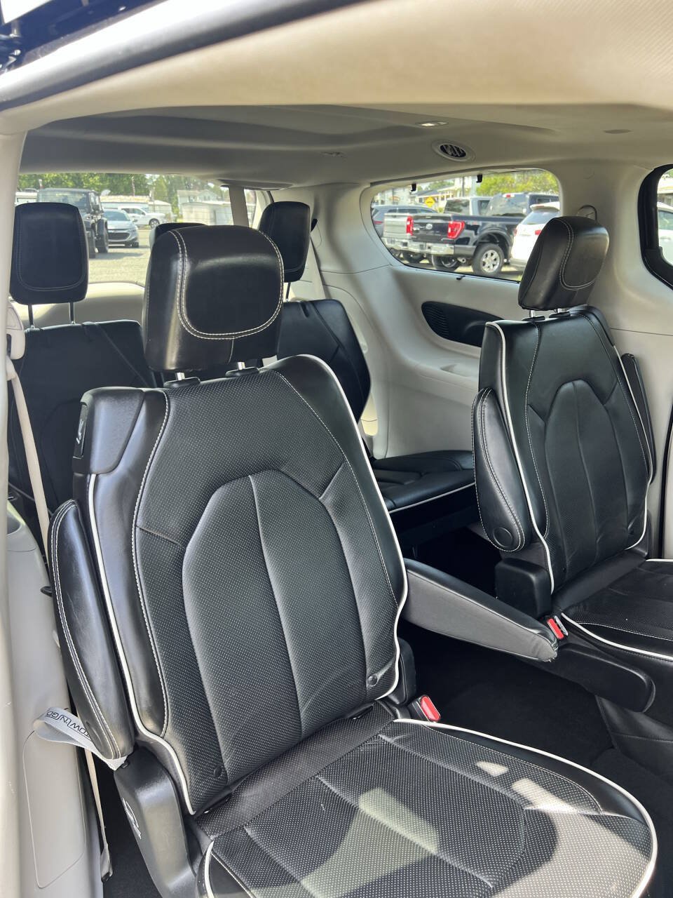 Used 2023 Chrysler Pacifica Limited FWD image 12