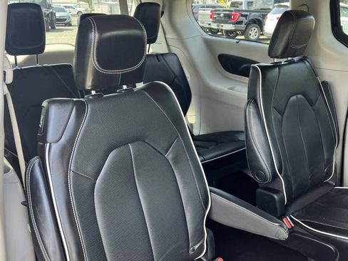 Used 2023 Chrysler Pacifica Limited FWD image 12