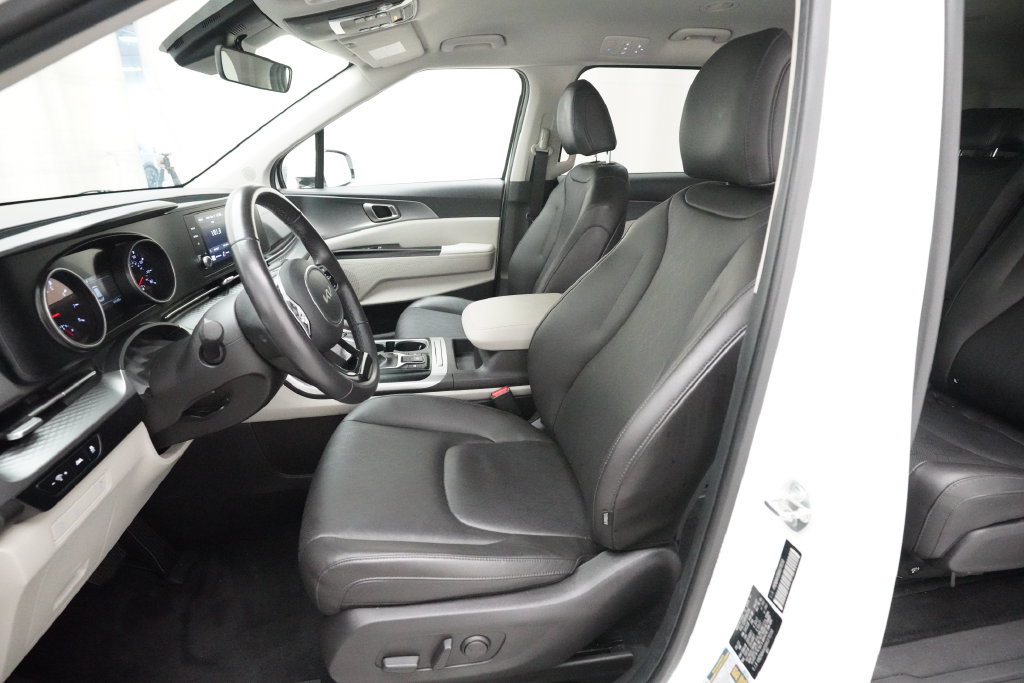 Used 2024 Kia Carnival LX FWD image 7