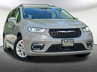 Used 2022 Chrysler Pacifica Touring-L FWD video 2