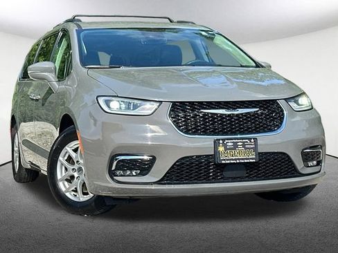 Used 2022 Chrysler Pacifica Touring-L FWD image 2