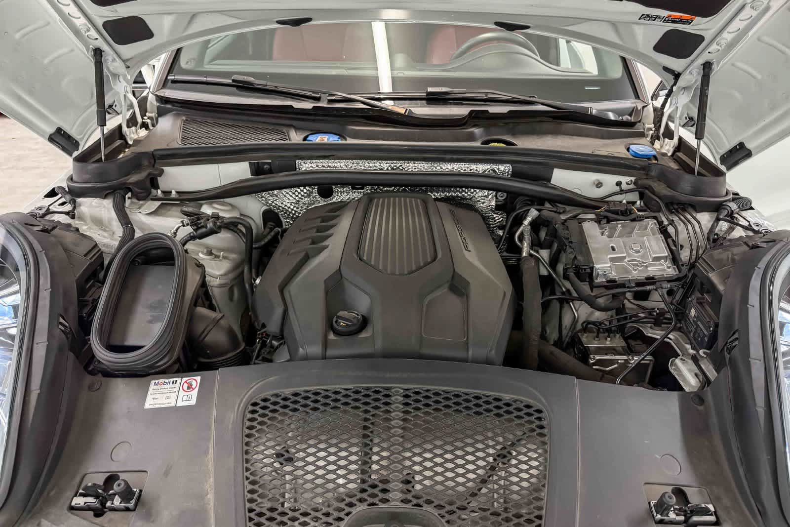Certified 2024 Porsche Macan AWD/4WD image 31
