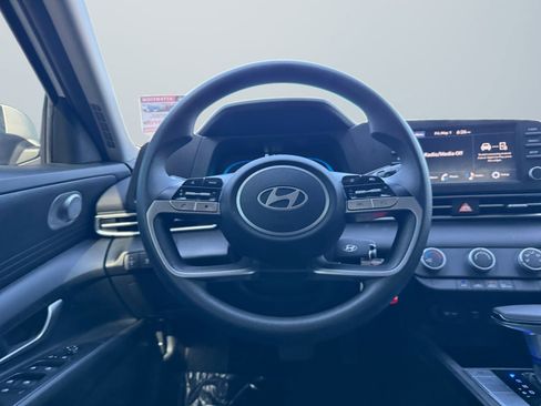 Used 2025 Hyundai Elantra SE FWD image 11