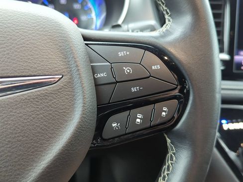 Used 2021 Chrysler Pacifica Touring w/ S Appearance Package FWD image 11