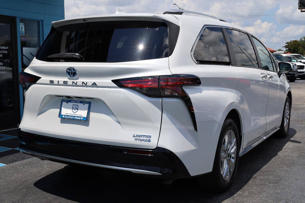 Used 2024 Toyota Sienna Limited FWD image 4