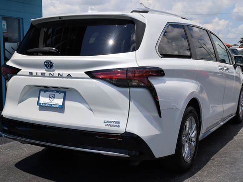 Used 2024 Toyota Sienna Limited FWD image 4