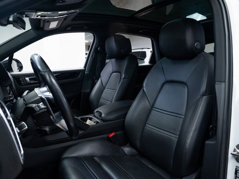 Used 2022 Porsche Cayenne w/ Premium Package image 18