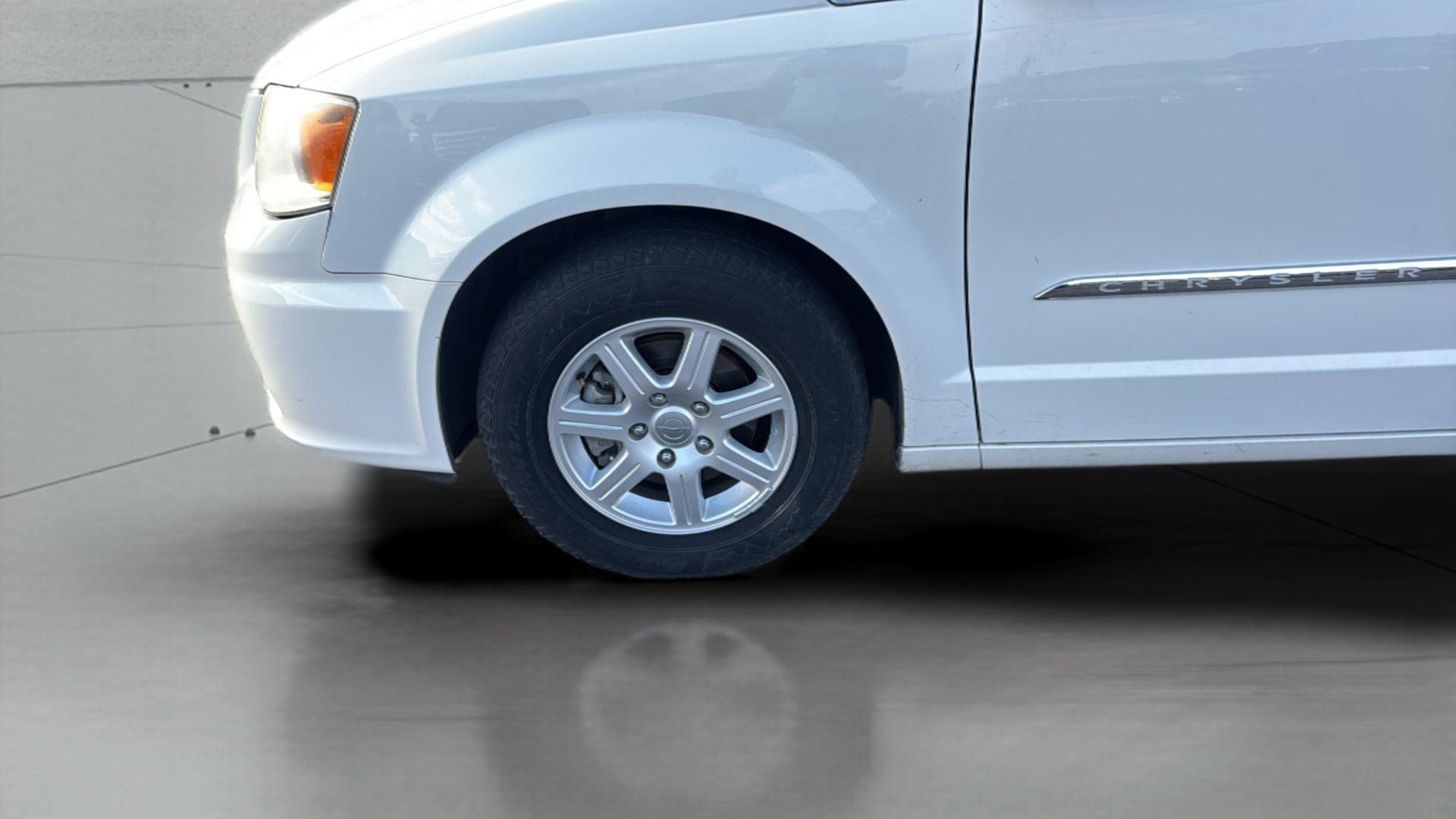 Used 2012 Chrysler Town & Country Touring w/ Entertainment Group #1 FWD image 37