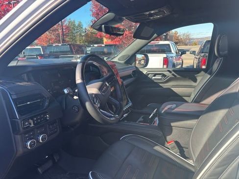 Used 2025 GMC Yukon AT4 Ultimate w/ LPO, Illumination Package image 11