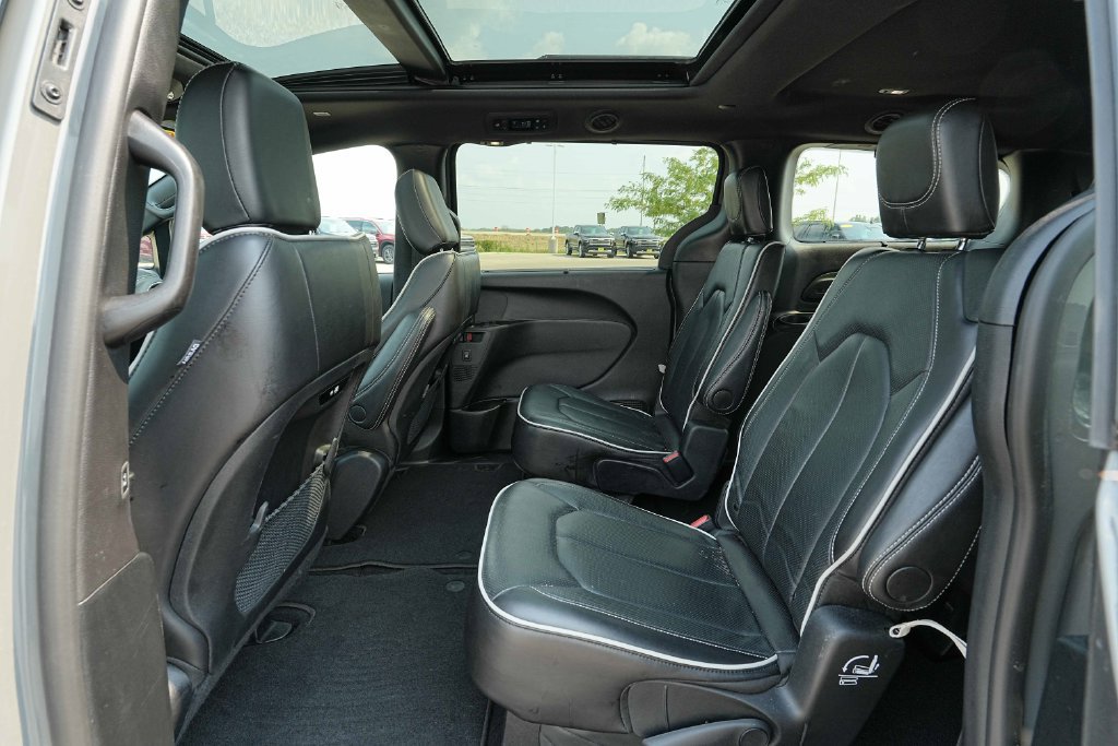Used 2025 Chrysler Pacifica Limited FWD image 19