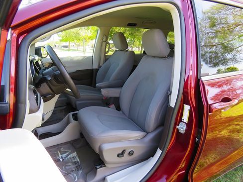 Used 2021 Chrysler Voyager LX image 23