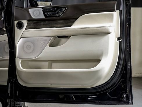 Used 2020 Lincoln Navigator Black Label w/ Cargo Convenience Package image 38