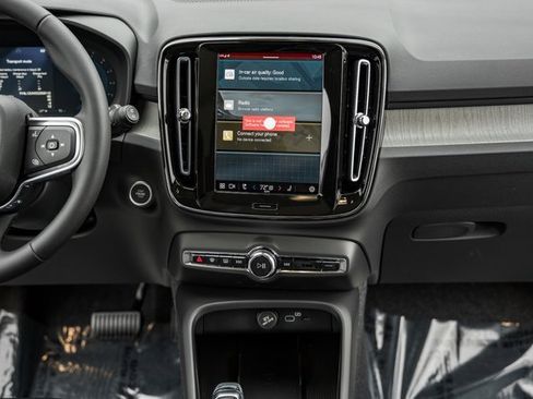 Certified 2025 Volvo XC40 B5 Ultra w/ Climate Package image 22