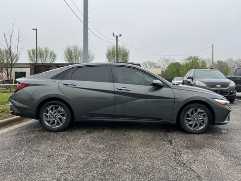 Used 2024 Hyundai Elantra SEL image 2