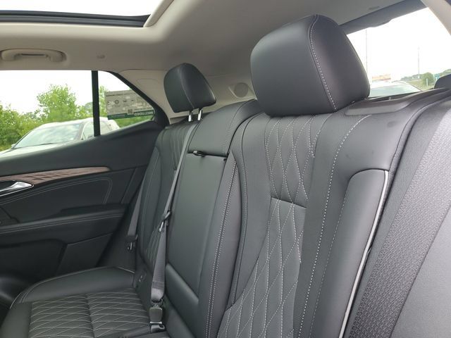 Used 2023 Buick Envision Avenir AWD/4WD image 30