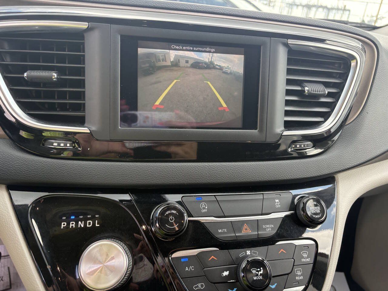 Used 2020 Chrysler Voyager Lxi FWD image 31