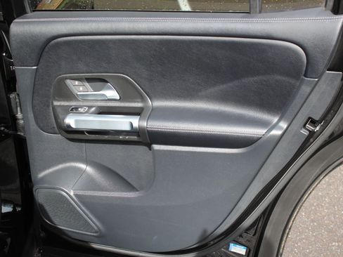 Used 2021 Mercedes-Benz GLB 250 4MATIC image 23