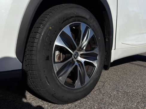 Used 2023 Toyota Highlander XLE image 12