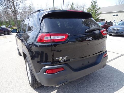 Used 2018 Jeep Cherokee Sport w/ Cold Weather Group AWD/4WD image 7