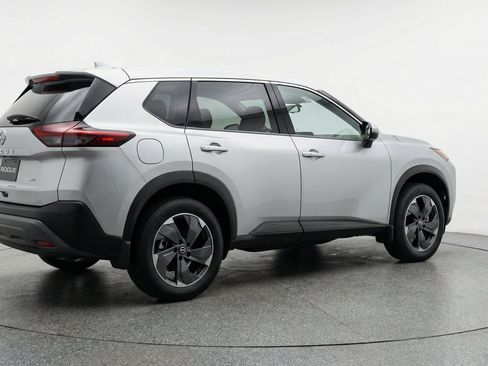 Used 2025 Nissan Rogue SV AWD/4WD image 9