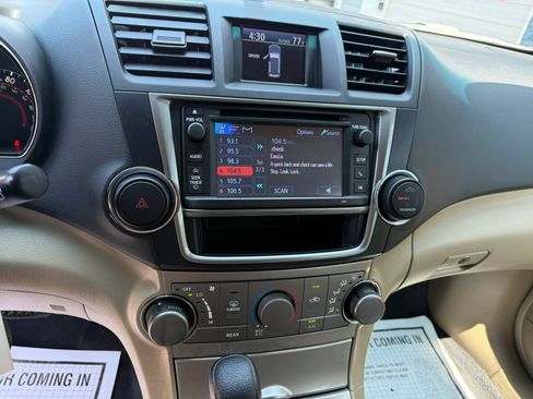 Used 2013 Toyota Highlander Plus AWD/4WD image 19