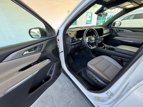 Used 2025 Chevrolet Traverse LT image 11