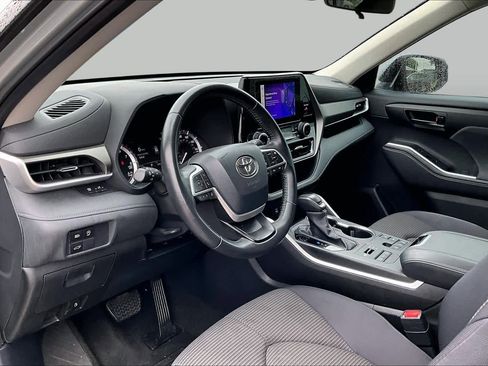 Used 2024 Toyota Highlander LE AWD/4WD image 16