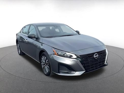 Used 2025 Nissan Altima 2.5 SV image 3