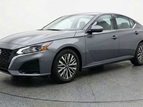 Used 2025 Nissan Altima 2.5 SV FWD image 3